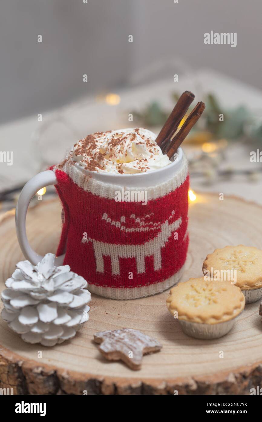 Natale, una tazza di cioccolata calda o eggnog con una maglia avvolgente torte accoglienti e mince. Foto Stock