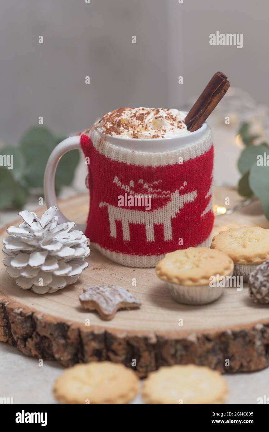 Natale, una tazza di cioccolata calda o eggnog con una maglia avvolgente torte accoglienti e mince. Foto Stock