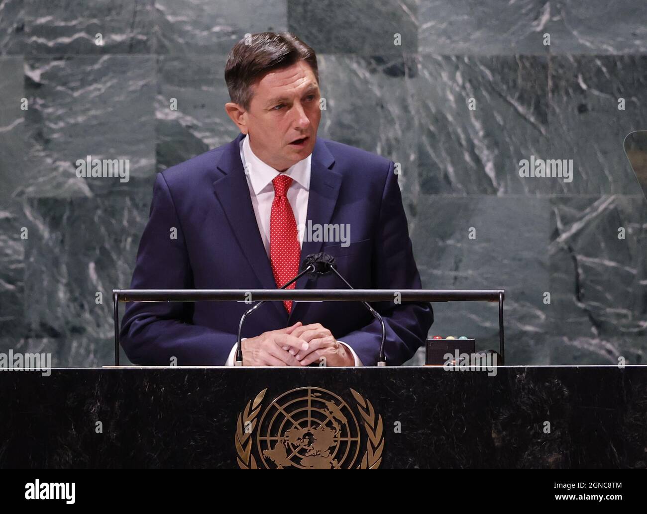 New York, Stati Uniti. 24 settembre 2021. Borut Pahor, Presidente della Repubblica di Slovenia, parla alla 76a sessione dell'Assemblea Generale delle Nazioni Unite dibattito generale nella Sala dell'Assemblea Generale delle Nazioni Unite, venerdì 24 settembre 2021 a New York City. Foto di John Angelillo/UPI Credit: UPI/Alamy Live News Foto Stock