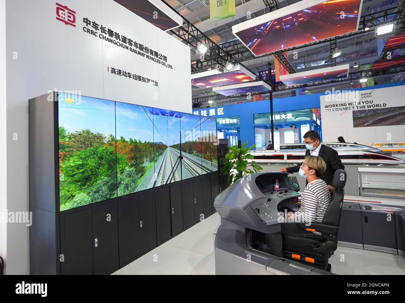 Changchun, la provincia cinese di Jilin. 24 settembre 2021. Un visitatore sperimenta un simulatore di taxi ad alta velocità al 13° China-Northeast Asia Expo a Changchun, nella provincia di Jilin della Cina nord-orientale, il 24 settembre 2021. Il 13° China-Northeast Asia Expo si tiene online e offline dal 23 al 27 settembre a Changchun, capitale della provincia di Jilin della Cina nord-orientale. Credit: Xu Chang/Xinhua/Alamy Live News Foto Stock