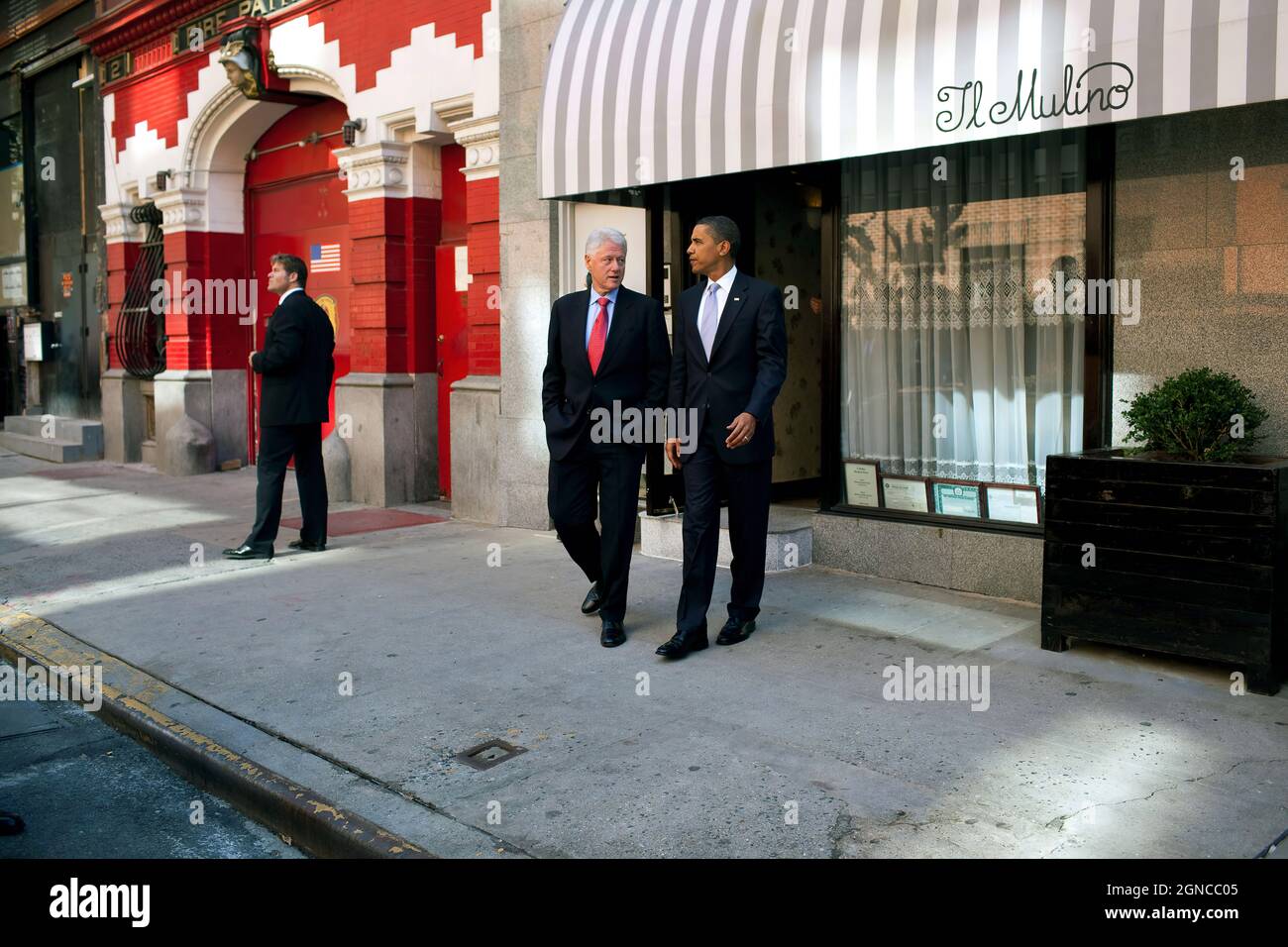 Il presidente Barack Obama e l'ex presidente Bill Clinton lasciano un pranzo in un ristorante Greenwich Village, dopo il discorso del presidente alla Federal Hall di Wall Street, New York, N.Y., 14 settembre 2009. (Foto ufficiale della Casa Bianca di Pete Souza) questa fotografia ufficiale della Casa Bianca è resa disponibile solo per la pubblicazione da parte delle organizzazioni di notizie e/o per uso personale la stampa dal soggetto(i) della fotografia. La fotografia non può essere manipolata in alcun modo e non può essere utilizzata in materiali commerciali o politici, pubblicità, e-mail, prodotti, promozioni che in qualsiasi modo suggerisce appro Foto Stock