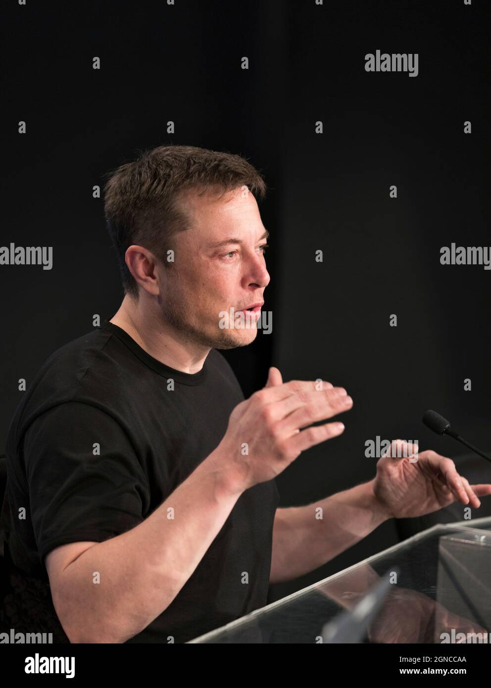 Elon Musk, Chief Executive Officer di SpaceX e lead designer, parla con i media durante una conferenza stampa al Kennedy Space Center della NASA in Florida dopo il successo del lancio del razzo pesante companyÕs Falcon del Launch Complex 39A. Una versione ottimizzata e potenziata digitalmente di un'immagine NASA / credito NASA. Solo per uso editoriale. Foto Stock