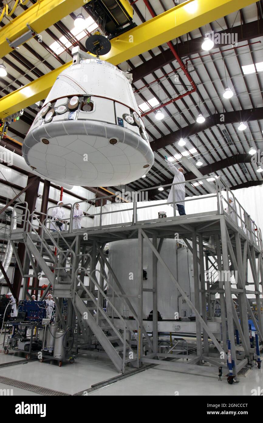 SPACE X Capsule Lift & Mate to Cargo Ring. La NASA ha collaborato con SpaceX per costruire una nuova generazione di veicoli spaziali a classificazione umana in grado di portare gli astronauti alla Stazione spaziale Internazionale e ampliare le opportunità di ricerca in orbita. Una versione ottimizzata e potenziata digitalmente di un'immagine NASA / credito NASA. Foto Stock