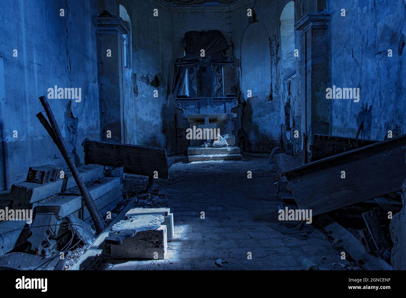 L'interno di una vecchia chiesa danneggiata al chiaro di luna Foto Stock