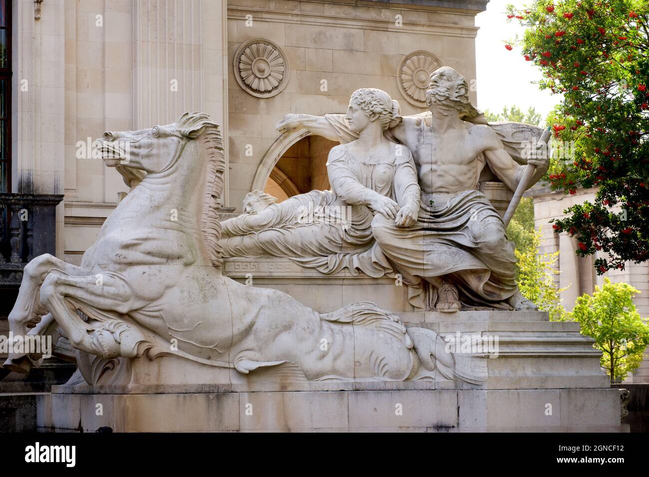 Dettaglio della scultura in pietra dal titolo 'Navigation' raffigurante Neptune di Albert Hodge, Cathays Park, Cardiff, Galles, Regno Unito. All'esterno della Cardiff University School of Social Sciences. Foto Stock