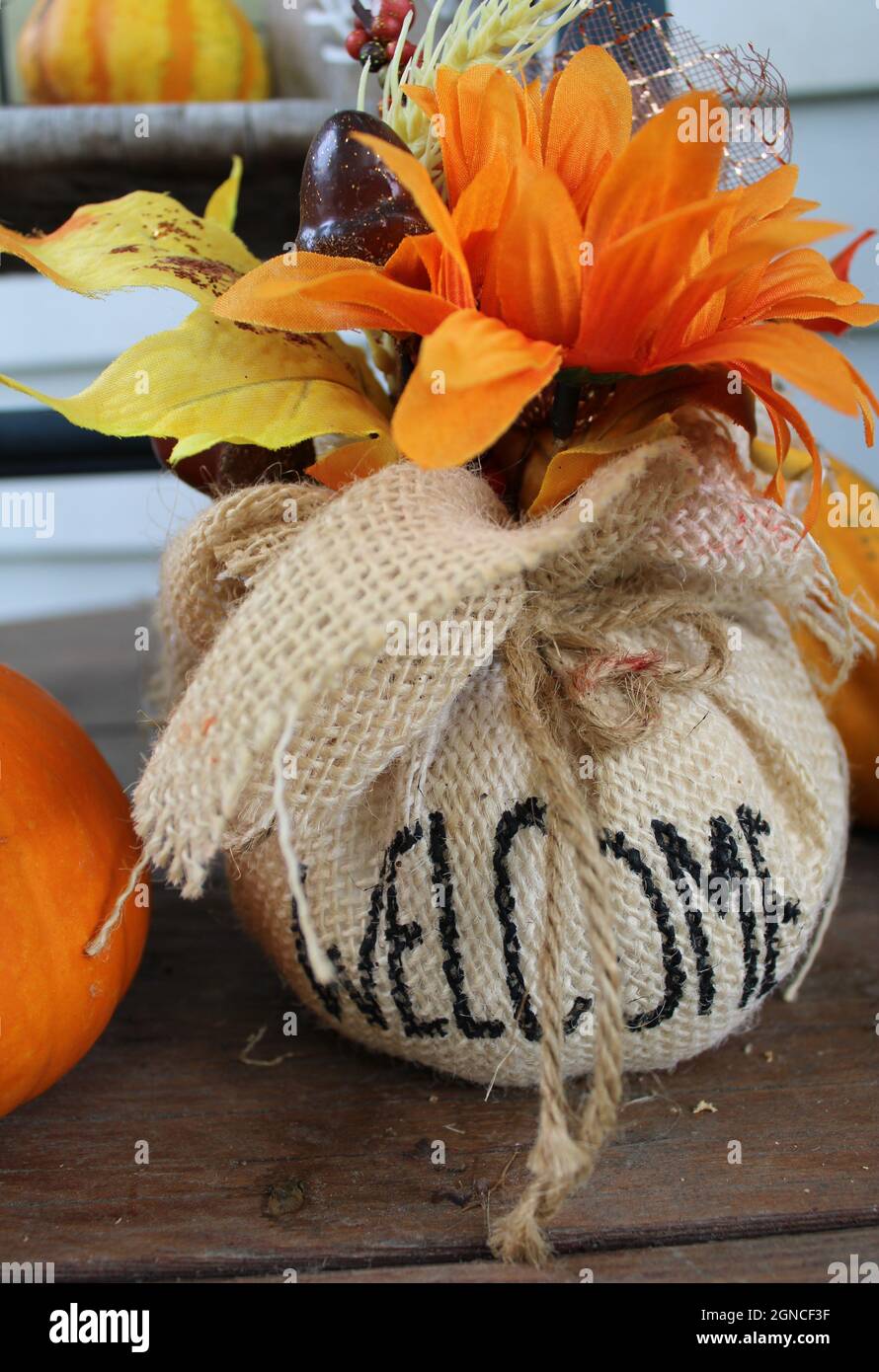 Benvenuto autunno festivo decorazione all'aperto. Foto Stock