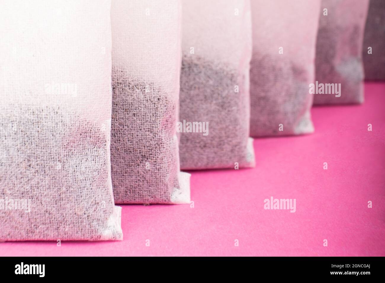 Primo piano delle bustine di tè nero indiano su sfondo rosa. Foto Stock