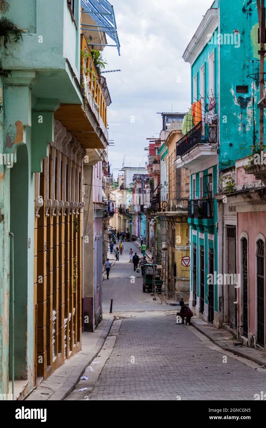 HAVANA, CUBA - 22 FEBBRAIO 2016: Vita su una strada nel quartiere di Old Havana. Foto Stock