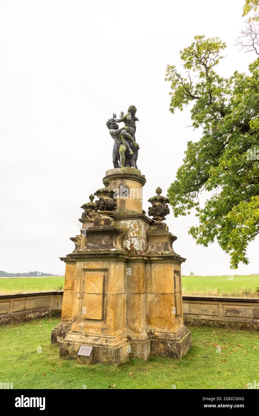 Statua di piombo Plutone e Proserpine restaurata e esposta nei giardini di Castle Howard, Regno Unito. Foto Stock