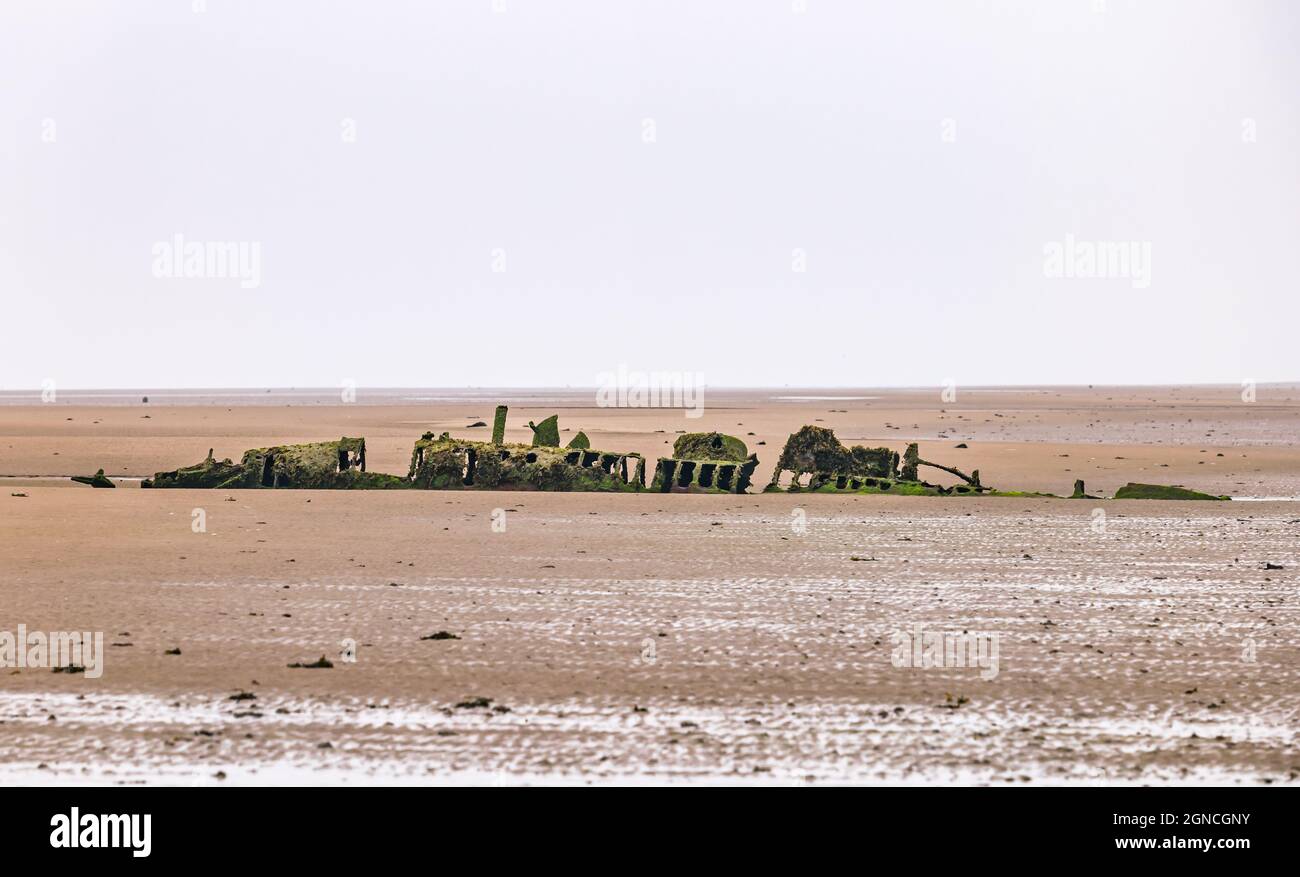 Decaduto relitto storico del sottomarino midget classe XT seconda guerra mondiale sepolto in sabbia a bassa marea, Aberlady Bay, East Lothian, Scozia, Regno Unito Foto Stock