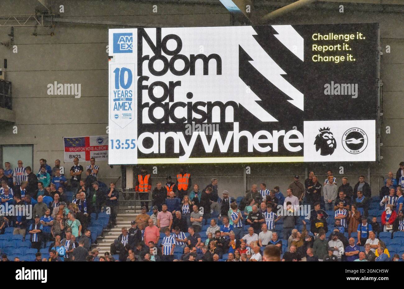 Fans and No Room for Racism message durante la partita della Premier League tra Brighton e Hove Albion e Leicester City all'American Express Community Stadium , Brighton, Regno Unito - 19 settembre 2021 - solo per uso editoriale. Nessun merchandising. Per le immagini Football si applicano restrizioni fa e Premier League inc. Nessun utilizzo di Internet/cellulare senza licenza FAPL - per i dettagli contattare Football Dataco Foto Stock