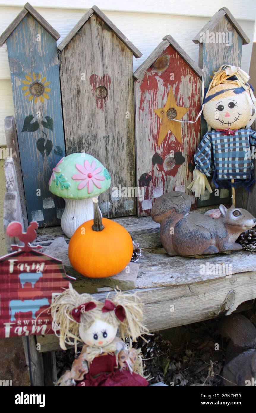 Panca esterna decorata per l'autunno. Foto Stock