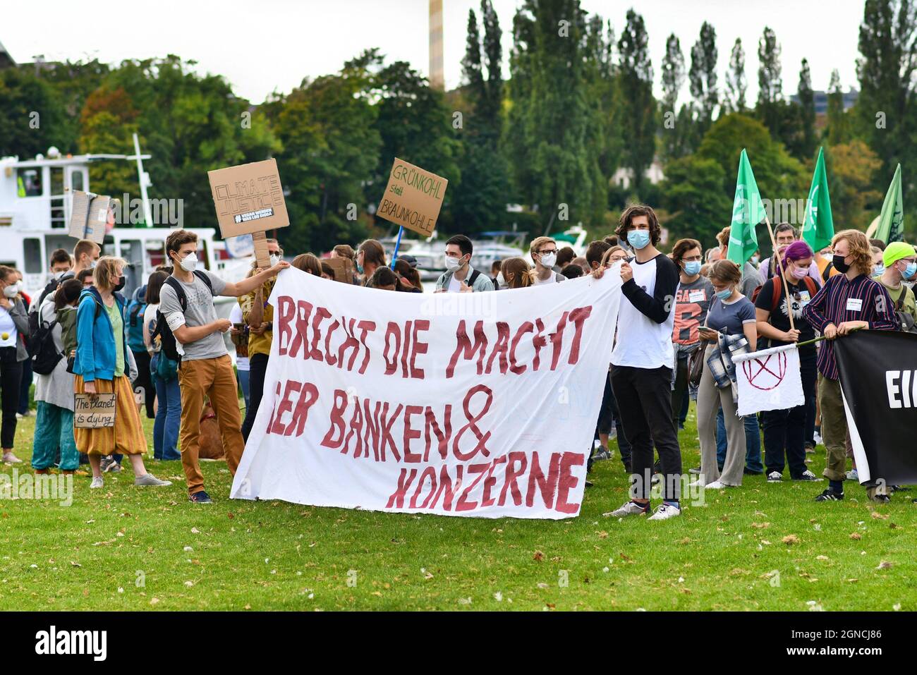 Heidelberg, Germania - 24 settembre 2021: I giovani che partecipano alla manifestazione Global Climate Strike con il banner che dice 'rompere il potere delle banche e. Foto Stock