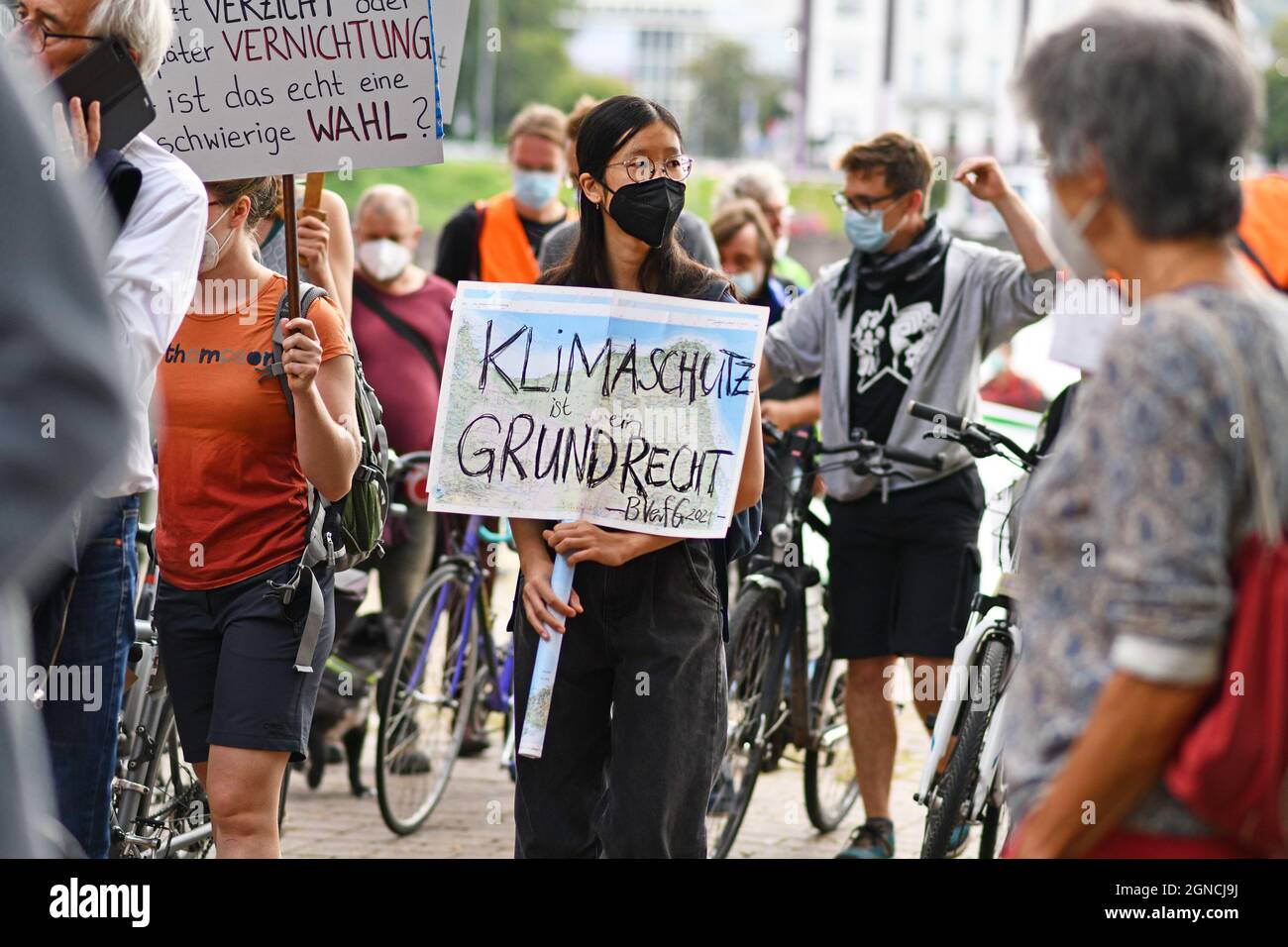 Heidelberg, Germania - 24 settembre 2021: Giovane donna con il segno che dice "la protezione del clima è un diritto fondamentale" in tedesco al Global Climate Strike Foto Stock