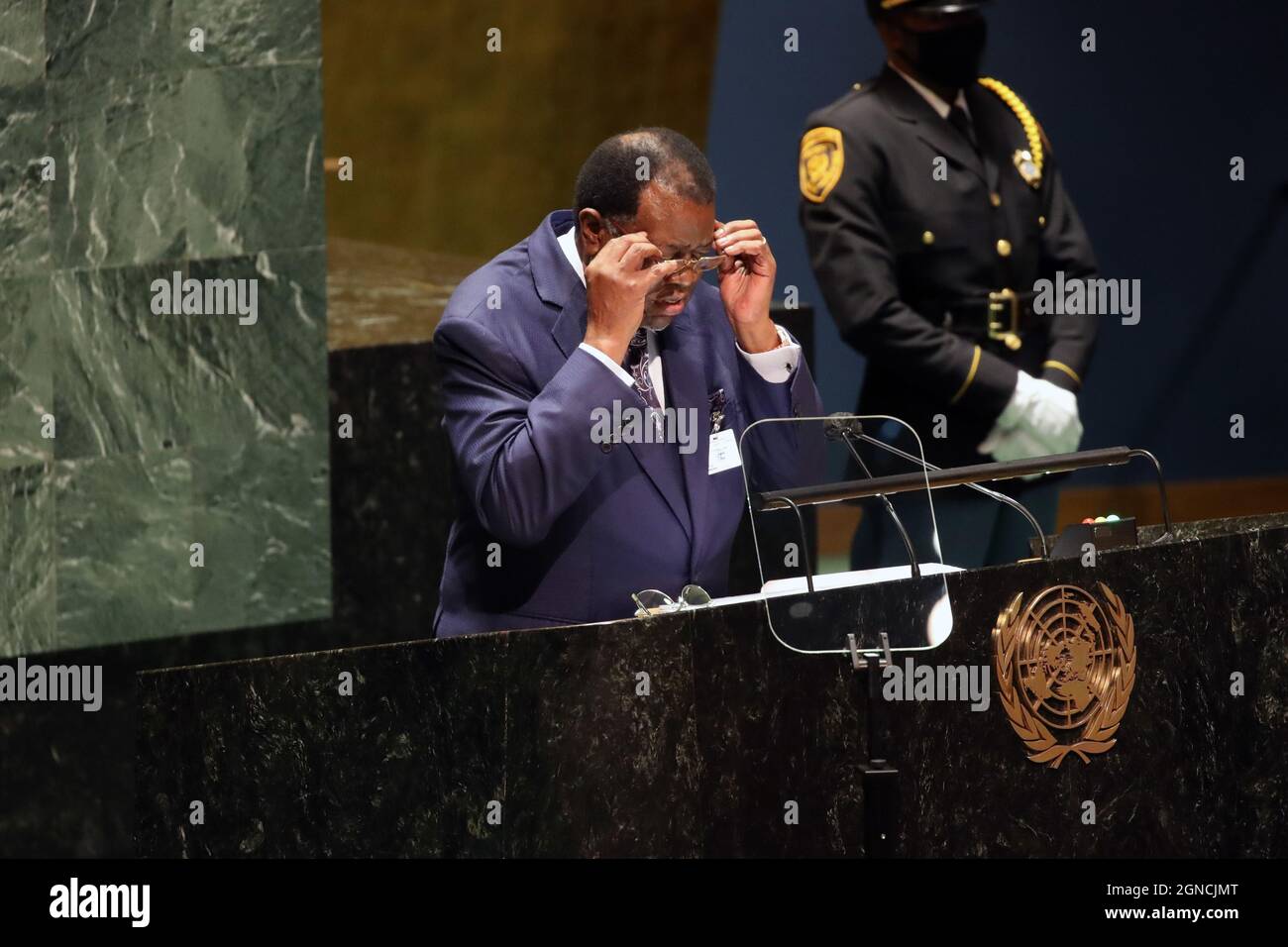 New York, Stati Uniti. 23 settembre 2021. NEW YORK, NEW YORK - SETTEMBRE 23: Il Presidente della Namibia, Hage Geingob, parla alla 76a sessione dell'Assemblea Generale delle Nazioni Unite (UNGA) presso la sede delle Nazioni Unite il 23 Settembre 2021 a New York City. L'evento di quest'anno, che è stato abbreviato a causa delle restrizioni del Covid-19, evidenzierà le questioni globali di sconfiggere la pandemia del Covid-19 e di rinvigorire l'economia globale post-pandemica. (Foto di Spencer Platt/Pool/Sipa USA) Credit: Sipa USA/Alamy Live News Foto Stock