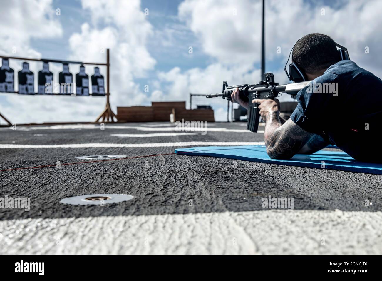 SUD CINA MARE (25 maggio 2021) Lt. j.g. Elijah Jones, di Rancho Cucamonga, California, spara una carbina M4 durante un esercizio di fuoco vivo a bordo del cacciatorpediniere missilistico guidato di classe Arleigh Burke USS Curtis Wilbur (DDG 54). Curtis Wilbur è assegnato al Comandante, Task Force 71/Destroyer Squadron (DESRON) 15, il NavyÕs più grande deployato in avanti DESRON e alla forza di superficie principale U.S. 7 FleetÕs. (STATI UNITI Foto Navy di Mass Communication Specialist terza classe Zenaida Roth) 210525-N-XU073-1055 Foto Stock