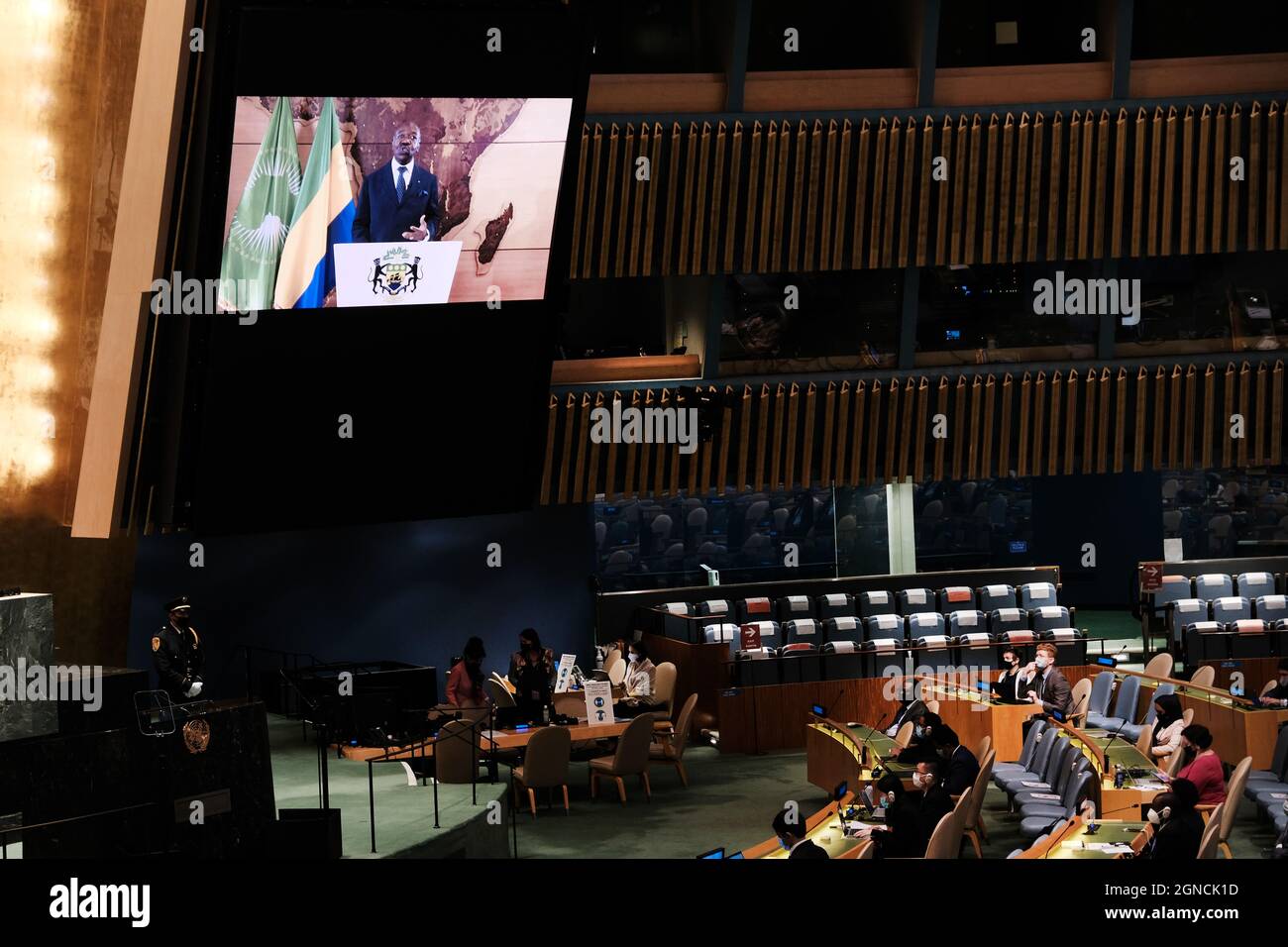 New York, Stati Uniti. 23 settembre 2021. NEW YORK, NEW YORK - SETTEMBRE 23: Il Presidente del Gabon, Ali Bongo Ondimba, parla via video link durante la 76a sessione dell'Assemblea Generale delle Nazioni Unite (UNGA) presso la sede delle Nazioni Unite il 23 Settembre 2021 a New York City. L'evento di quest'anno, che è stato abbreviato a causa delle restrizioni del Covid-19, evidenzierà le questioni globali di sconfiggere la pandemia del Covid-19 e di rinvigorire l'economia globale post-pandemica. (Foto di Spencer Platt/Pool/Sipa USA) Credit: Sipa USA/Alamy Live News Foto Stock