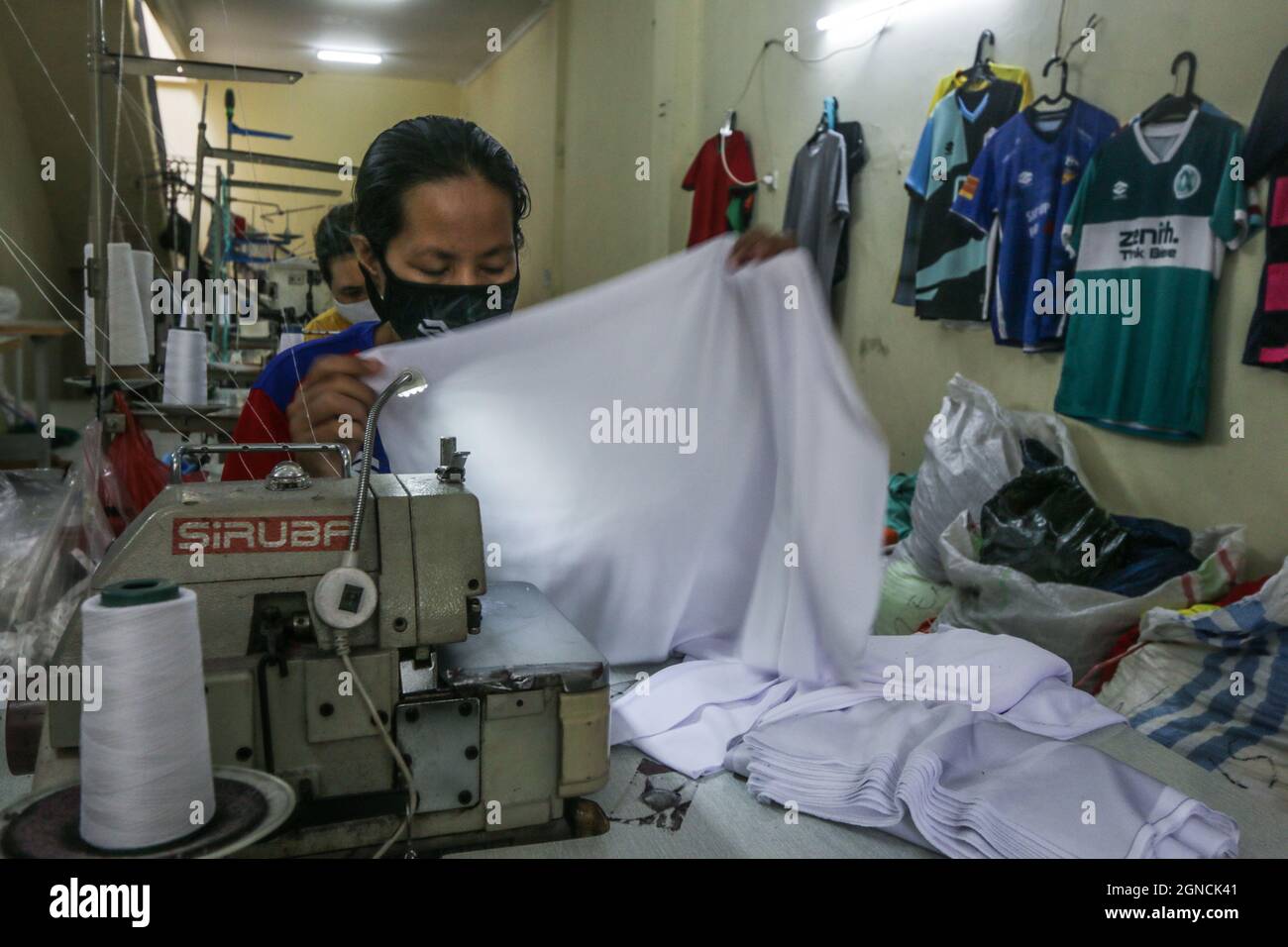 Bogor, Indonesia. 21 settembre 2021. Il 21 settembre 2021 il dipendente lavora alla produzione di magliette sportive locali indonesiane Zenith Apparel a Bogor, West Java, Indonesia. (Foto di Andi M. Ridwan/INA Photo Agency/Sipa USA) Credit: Sipa USA/Alamy Live News Foto Stock