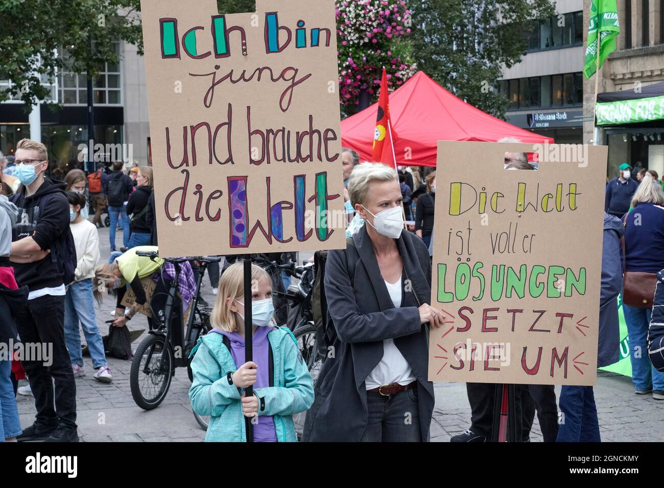 Dortmund, 24.09.2021 - am 24.09.2021 rief die Klimaschutzbewegung *venerdì per il futuro* zum Globalen Klimastreik auf. Auch in Dortmund fand eine große Demonstration auf dem Hansaplatz statt, an der auch viele Kinder teilnahmen. Deutschland, NRW, Dortmund, 24.09.2021 Foto Stock