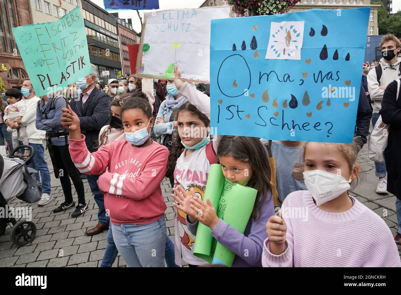 Dortmund, 24.09.2021 - am 24.09.2021 rief die Klimaschutzbewegung *venerdì per il futuro* zum Globalen Klimastreik auf. Auch in Dortmund fand eine große Demonstration auf dem Hansaplatz statt, an der auch viele Kinder teilnahmen. Deutschland, NRW, Dortmund, 24.09.2021 Foto Stock