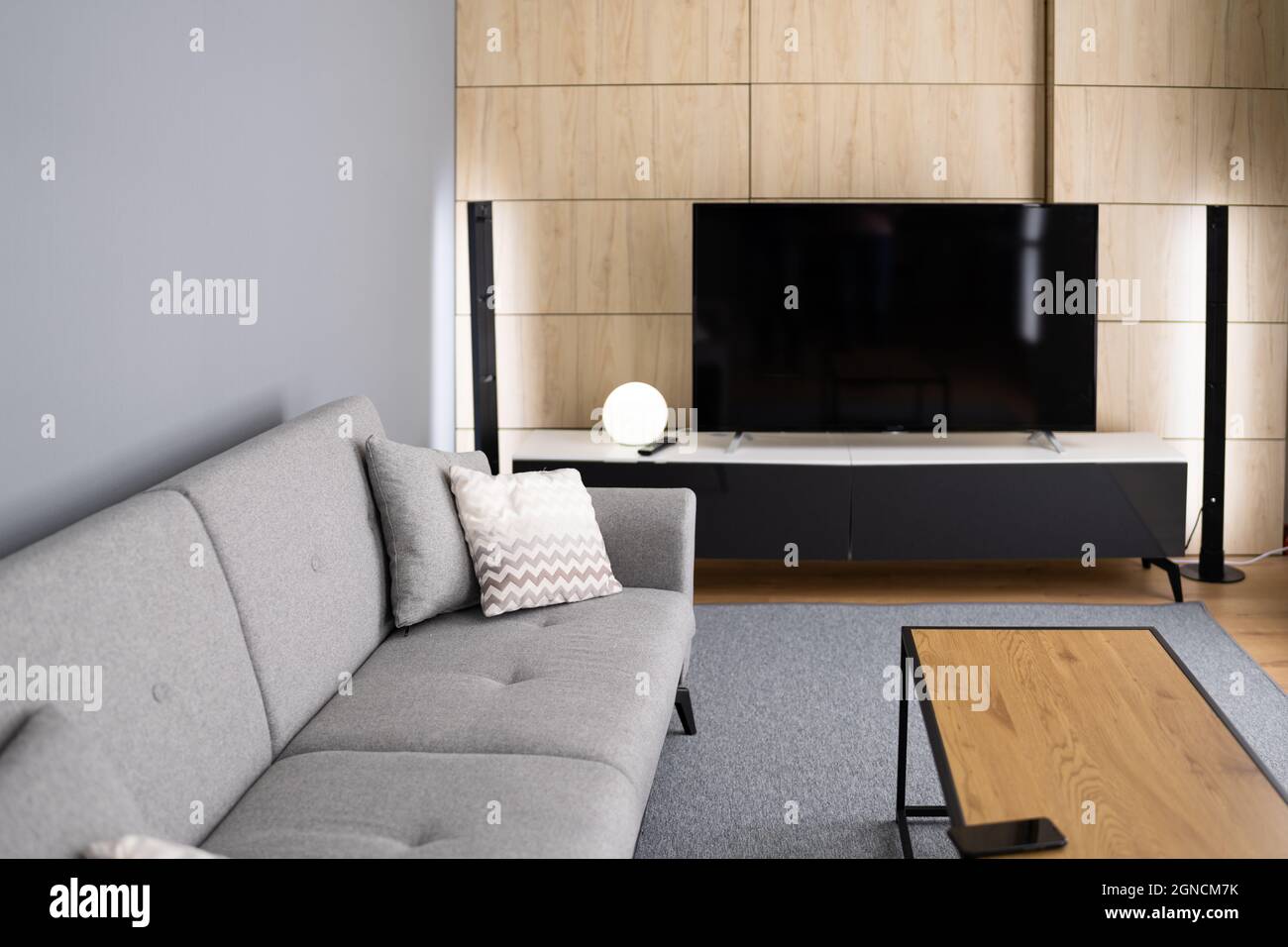 TV a muro nel soggiorno. Mobili per la televisione Foto Stock