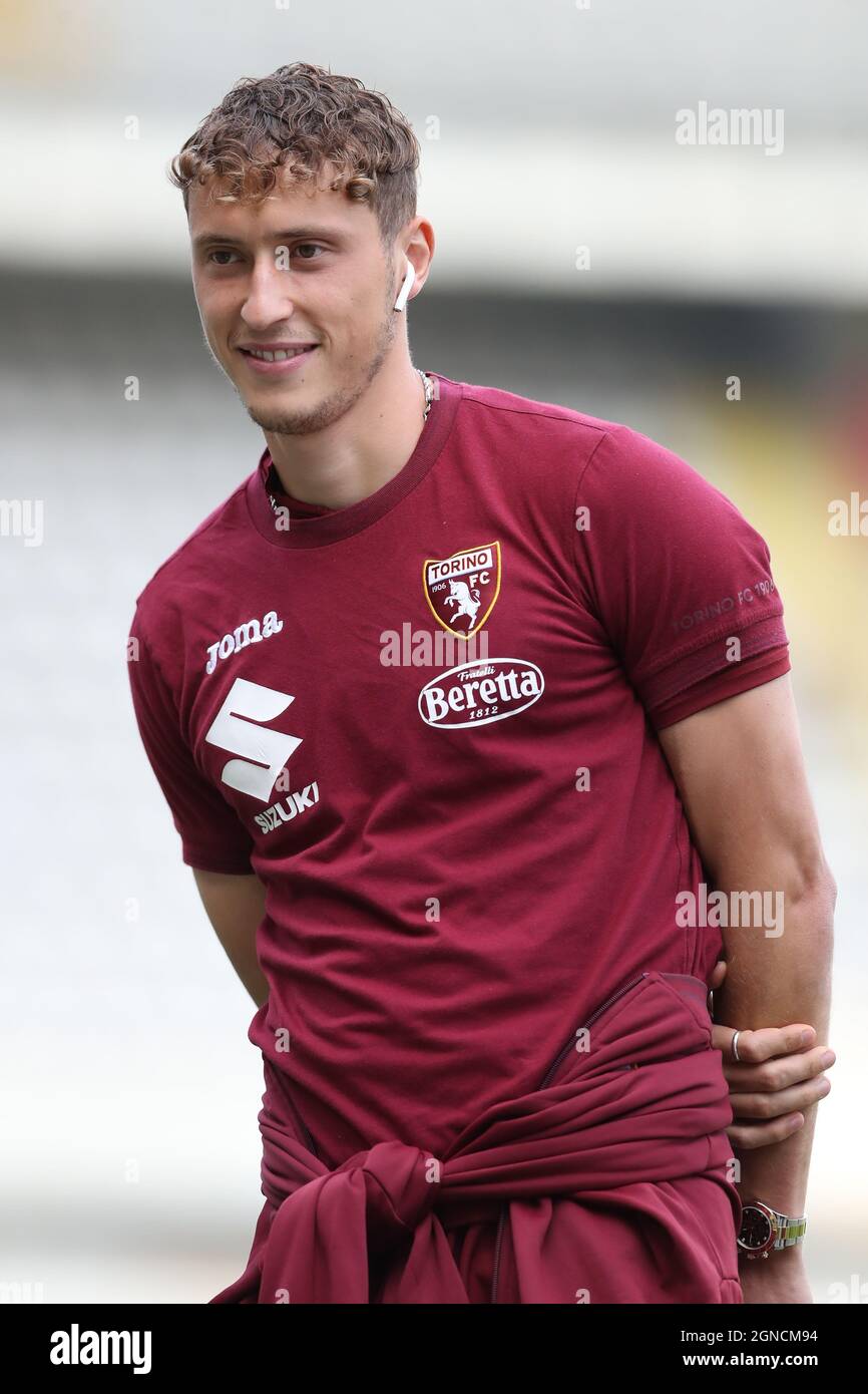 Torino, 23 settembre 2021. Mergim Vojvoda del Torino FC sorride prima della serie A allo Stadio Grande Torino. Il credito d'immagine dovrebbe essere: Jonathan Moscrop / Sportimage Foto Stock