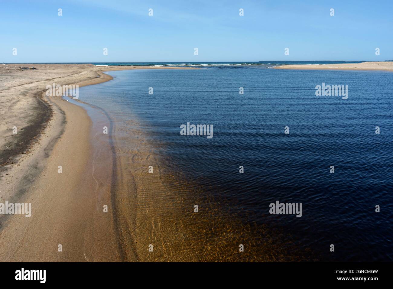 Il fiume Sand si svuota nel Lake Superior Provincial Park Foto Stock