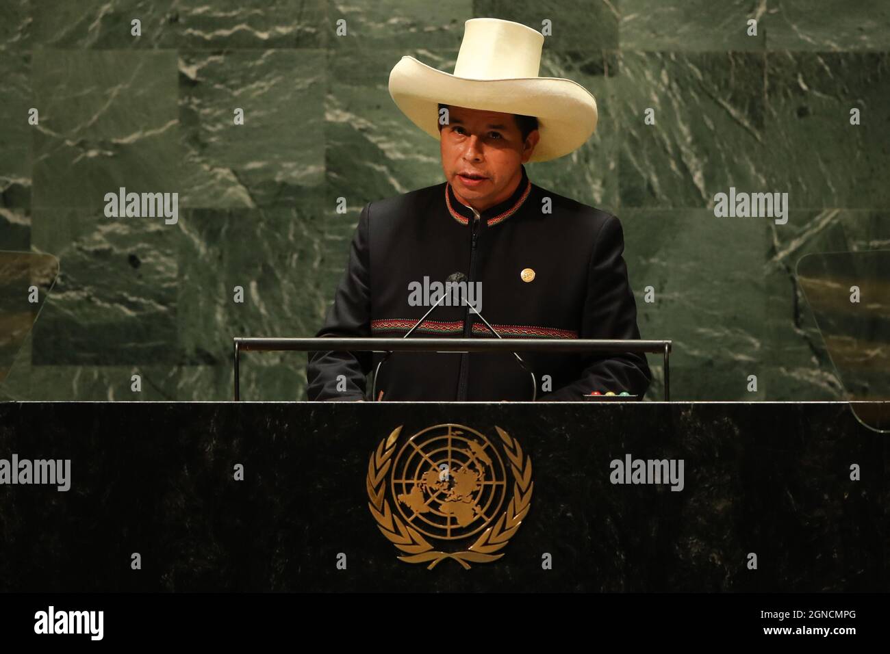 New York, Stati Uniti. 21 settembre 2021. NEW YORK, NEW YORK - 21 SETTEMBRE: Il presidente del Perù, Pedro Castillo, parla durante l'incontro annuale a New York City per la 76a sessione dell'Assemblea Generale delle Nazioni Unite (UNGA) il 21 settembre 2021 a New York City. L'evento di quest'anno, che è stato abbreviato a causa delle restrizioni del Covid-19, evidenzierà le questioni globali di sconfiggere la pandemia del Covid-19 e di rinvigorire l'economia globale post-pandemica. (Foto di Spencer Platt/Pool/Sipa USA) Credit: Sipa USA/Alamy Live News Foto Stock