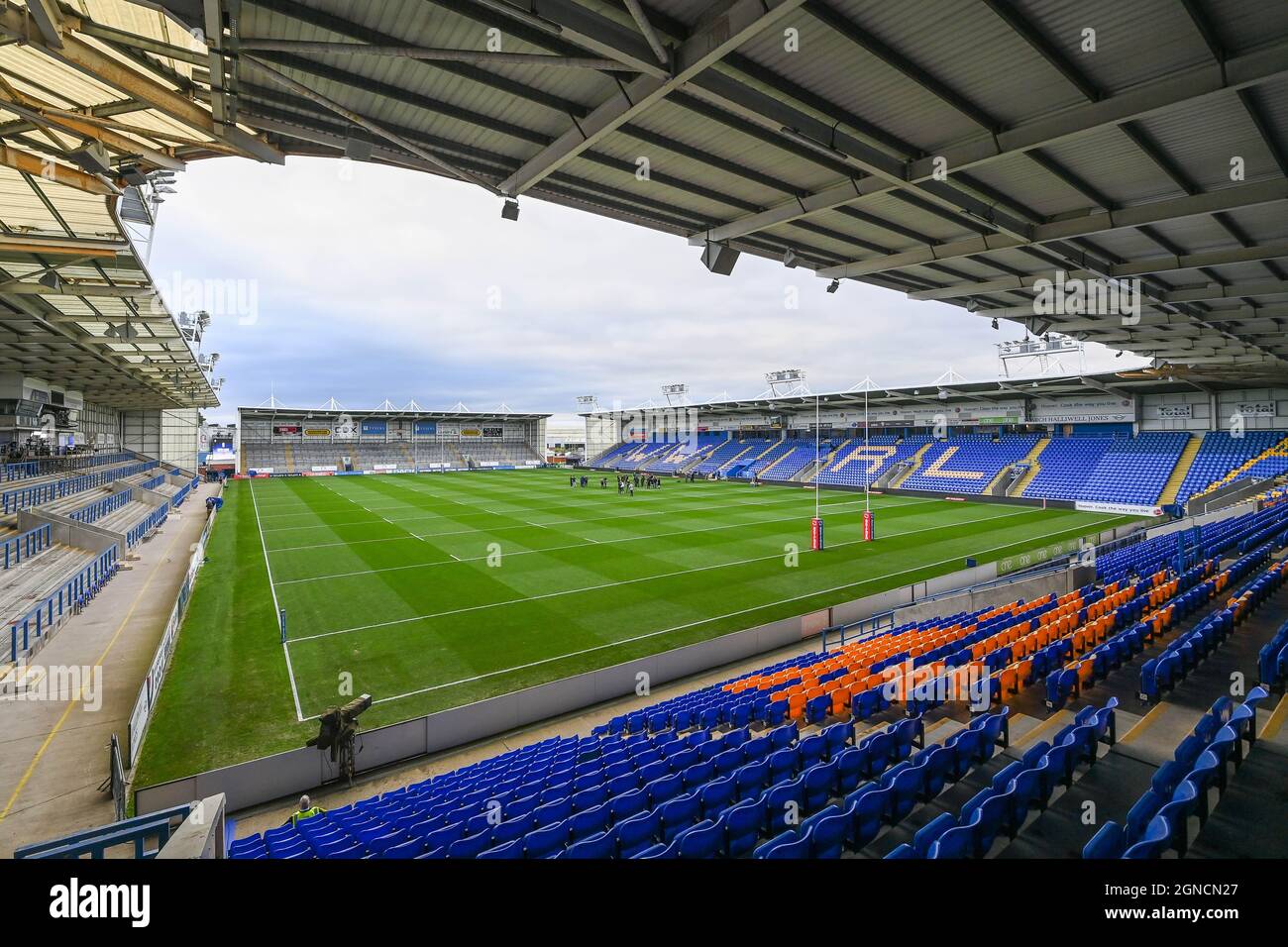 Vista generale dell'Halliwell Jones Stadium, sede dei Warrington Wolves Foto Stock