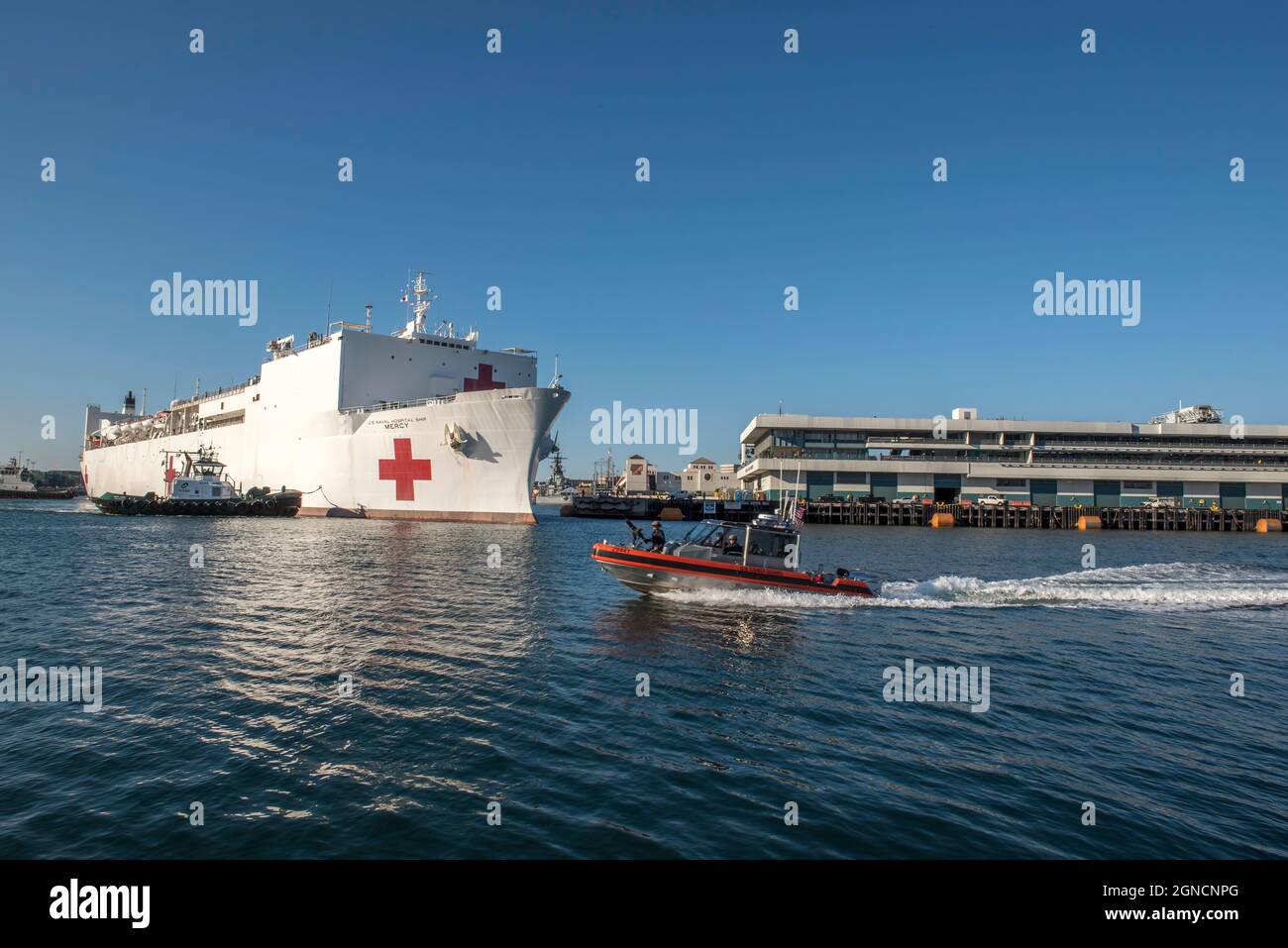 LOS ANGELES (27 marzo 2020) la nave ospedaliera militare del comando Sealift USNS Mercy (T-AH 19) arriva a Los Angeles, 27 marzo 2020. Mercy si è schierata a sostegno delle iniziative di risposta COVID-19 della nazione e fungerà da ospedale di riferimento per i pazienti non COVID-19 attualmente ricoverati in ospedali a terra. Ciò consente agli ospedali di base a terra di concentrare i propri sforzi sui casi COVID-19. Una delle missioni del Dipartimento della Difesa è il sostegno alla Difesa delle autorità civili. Il DOD sta sostenendo l'Agenzia federale di gestione delle emergenze, l'agenzia federale principale, così come lo stato, locale e sanità pubblica aut Foto Stock