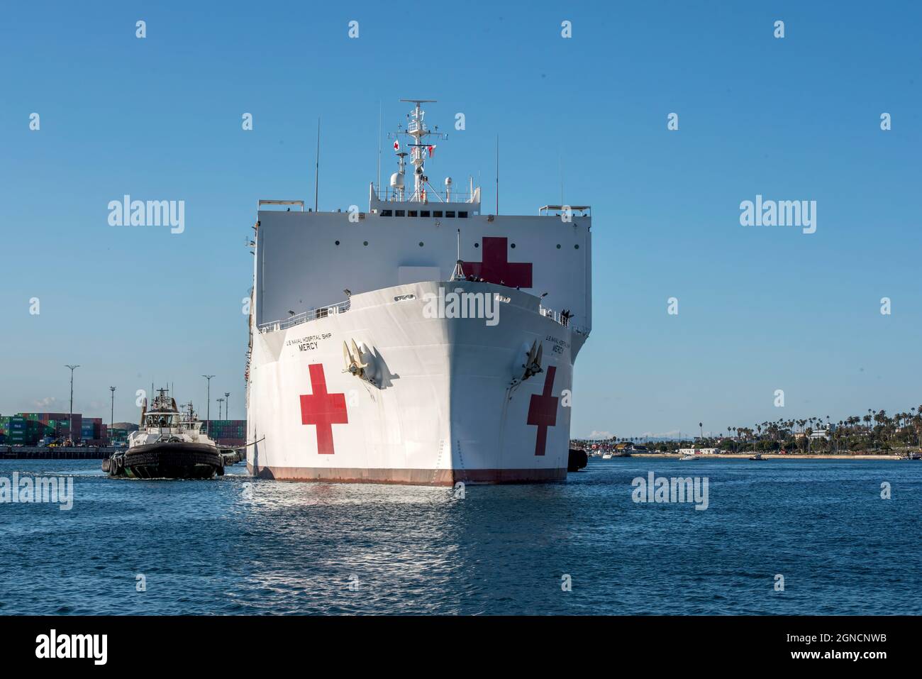 LOS ANGELES (27 marzo 2020) la nave ospedaliera militare del comando Sealift USNS Mercy (T-AH 19) arriva a Los Angeles, 27 marzo 2020. Mercy si è schierata a sostegno delle iniziative di risposta COVID-19 della nazione e fungerà da ospedale di riferimento per i pazienti non COVID-19 attualmente ricoverati in ospedali a terra. Ciò consente agli ospedali di base a terra di concentrare i propri sforzi sui casi COVID-19. Una delle missioni del Dipartimento della Difesa è il sostegno alla Difesa delle autorità civili. Il DOD sta sostenendo l'Agenzia federale di gestione delle emergenze, l'agenzia federale principale, così come lo stato, locale e sanità pubblica aut Foto Stock