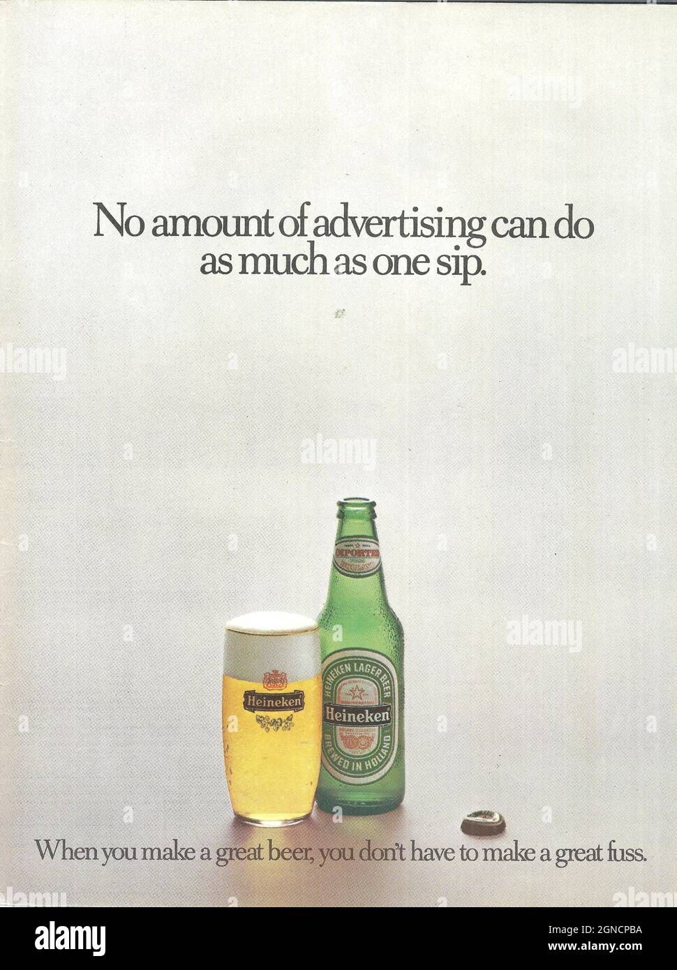 Annuncio vintage della birra Heineken anni '80 1970 bottiglia Heineken con carta di vetro Heineken Adver Magazine advert Foto Stock