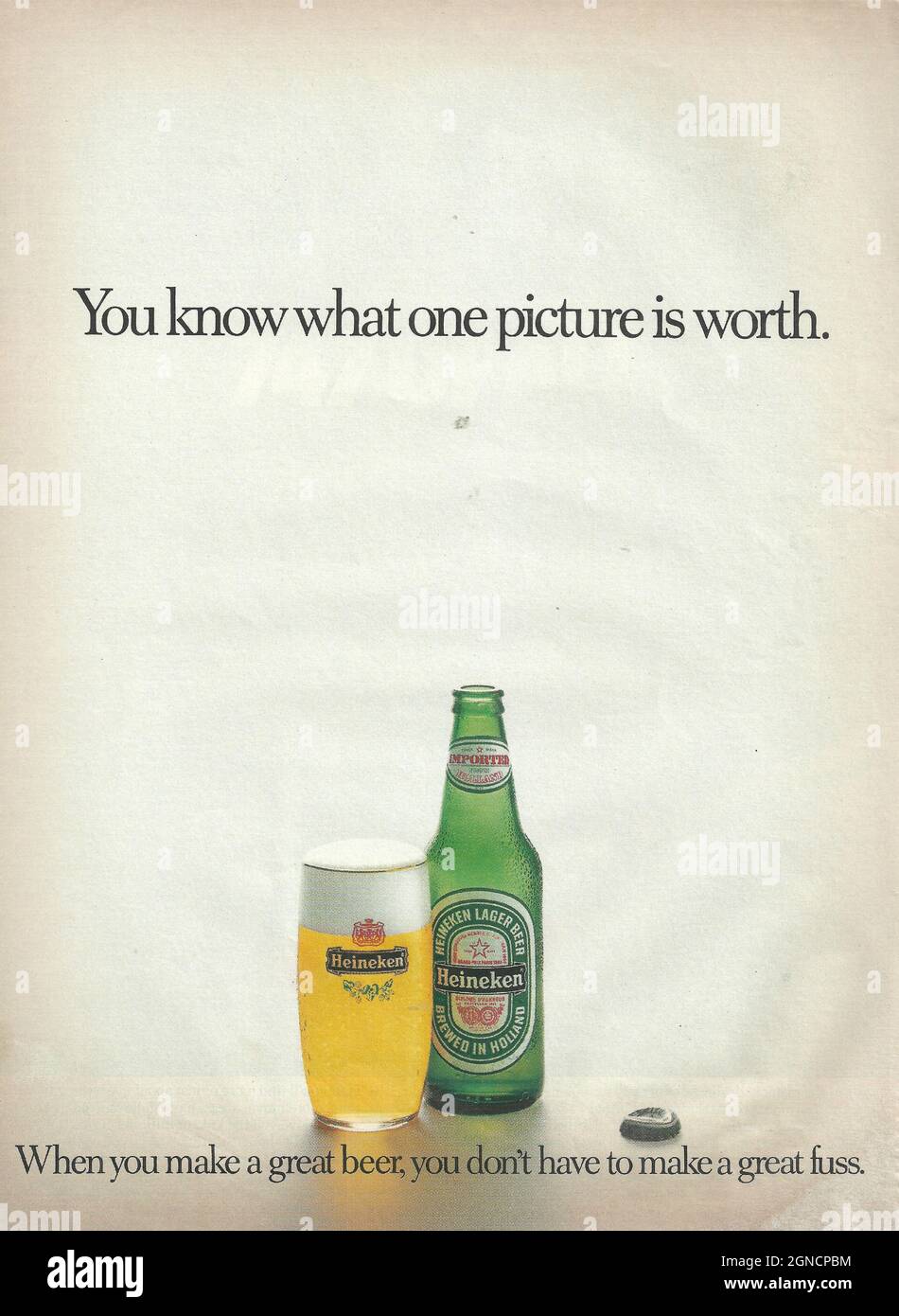 Annuncio vintage della birra Heineken anni '80 1970 bottiglia Heineken con carta di vetro Heineken Adver Magazine advert Foto Stock