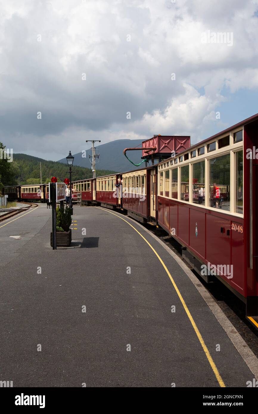 Carrozze con treno a vapore alla stazione di Rhyd DDU, parte della ferrovia delle Highland gallesi nel Parco Nazionale di Snowdonia, Gwynedd, Galles del Nord. Preso il 22 Ju Foto Stock