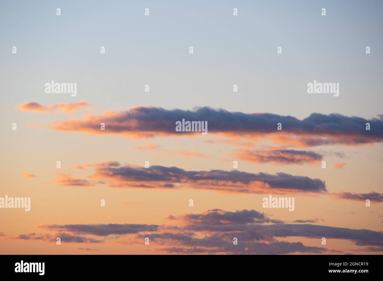 Fiery arancione tramonto cielo. Bellissimo cielo perfetto per le tue foto. Paesaggio di nuvole di cumulo al tramonto con luce solare, cielo serale. Sfondo celeste a. Foto Stock