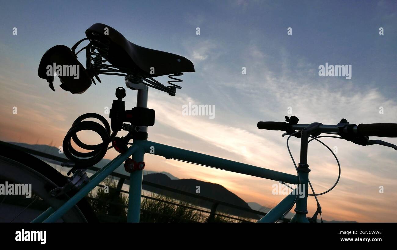 Silhouette di una bicicletta retrò al tramonto Foto Stock