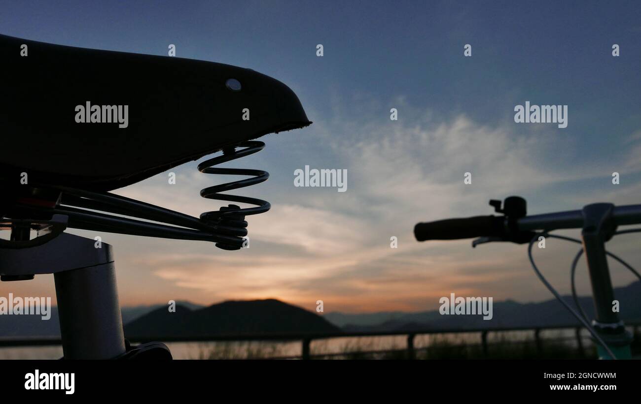 Silhouette di bicicletta d'epoca e il tramonto Foto Stock