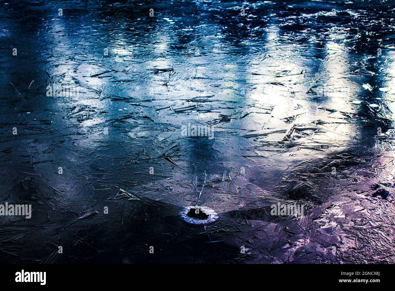 Un campo viola di ghiaccio. Una buona scelta per gli sfondi. Un sacco di spazio negativo per riempire il testo o simili. Foto Stock