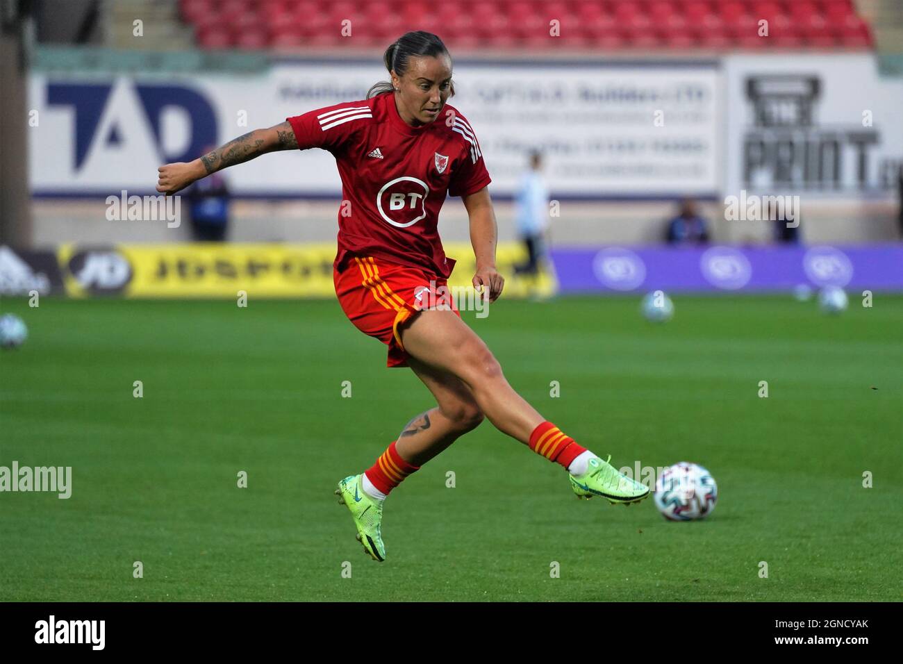 Natasha Harding si scalda per il Galles prima della loro sconfitta del Kazakistan nel 6-0 Foto Stock Natasha Harding si scalda per il Galles prima della loro sconfitta del Kazakistan nel 6-0 Foto Stock