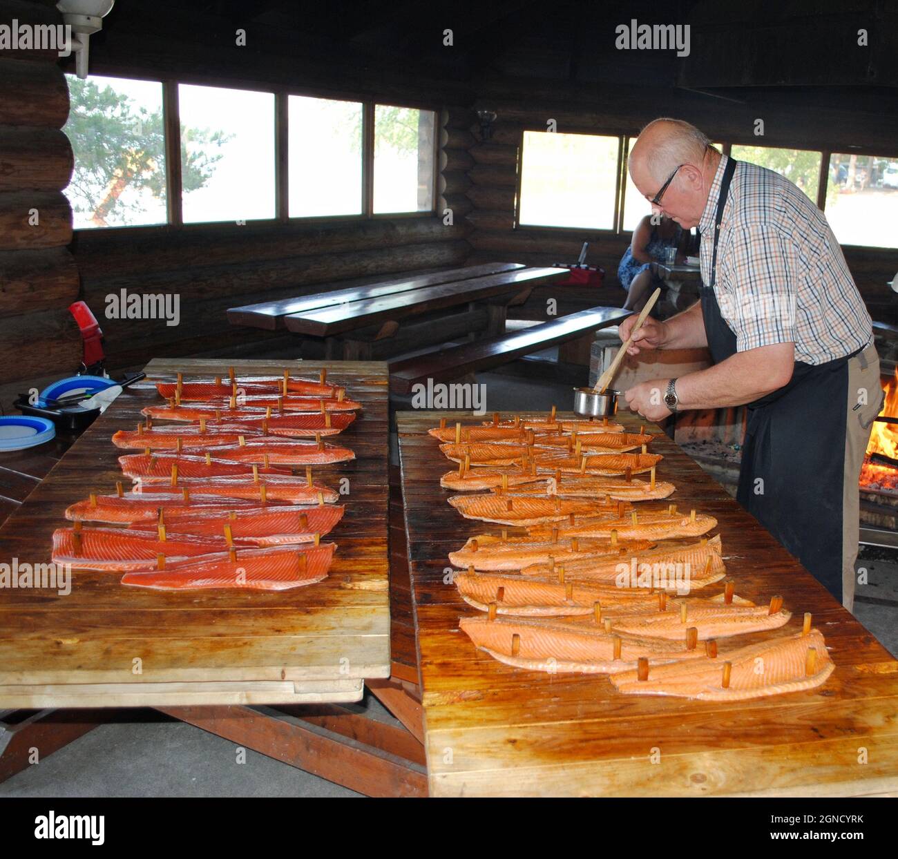 Loimulohi (Fi), salmone arrosto a fiamma libera a Kesälahti, Finlandia orientale Foto Stock