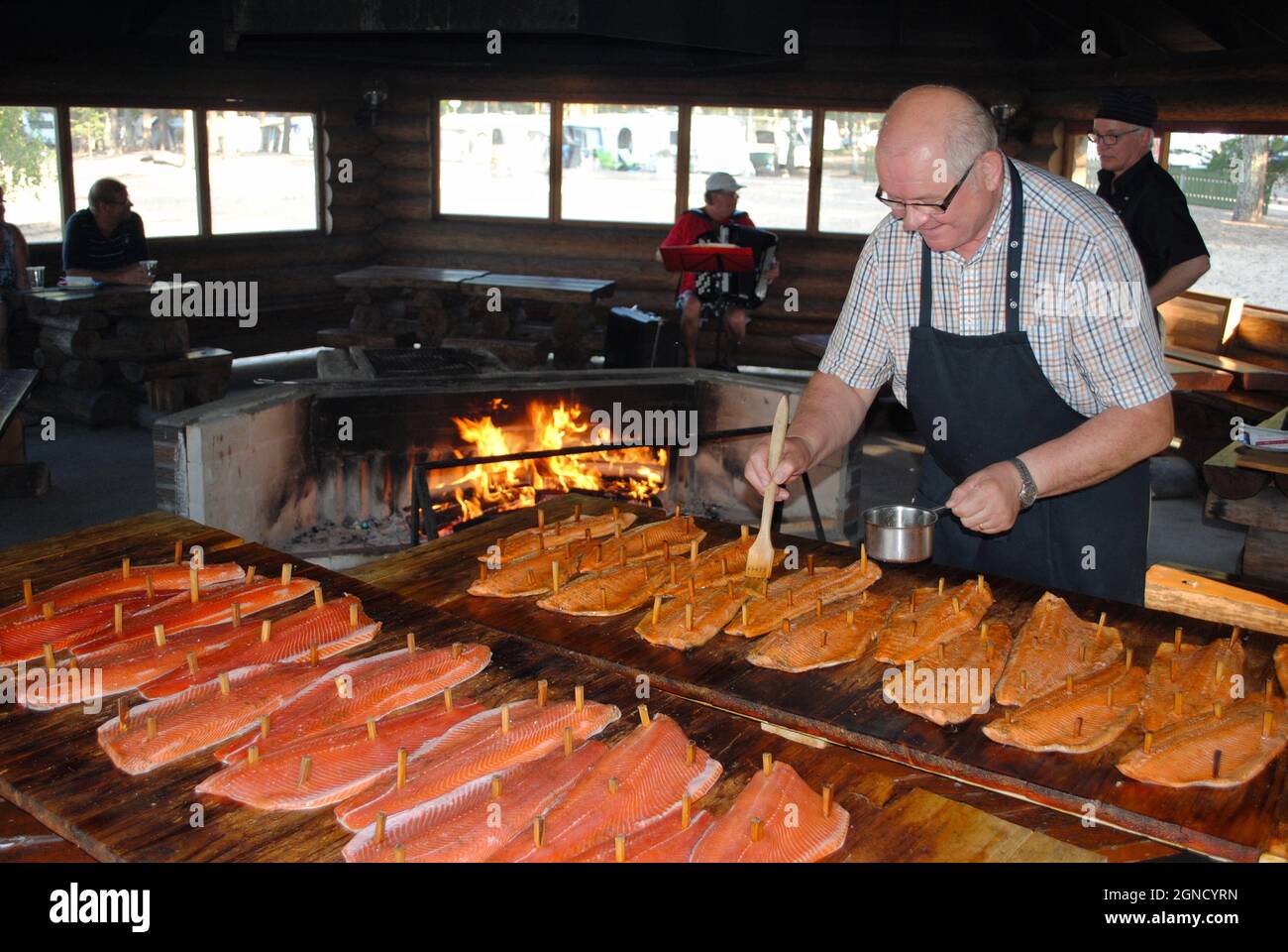 Loimulohi (Fi), salmone arrosto a fiamma libera a Kesälahti, Finlandia orientale Foto Stock