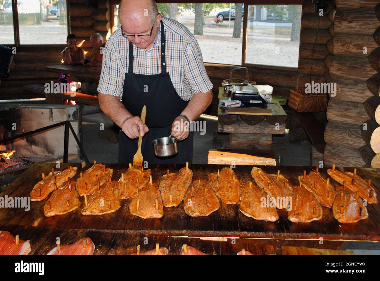 Loimulohi (Fi), salmone arrosto a fiamma libera a Kesälahti, Finlandia orientale Foto Stock
