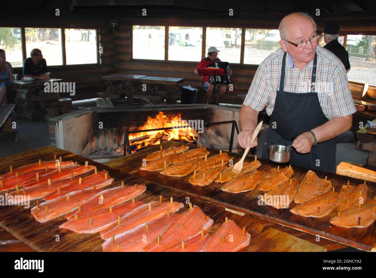 Loimulohi (Fi), salmone arrosto a fiamma libera a Kesälahti, Finlandia orientale Foto Stock