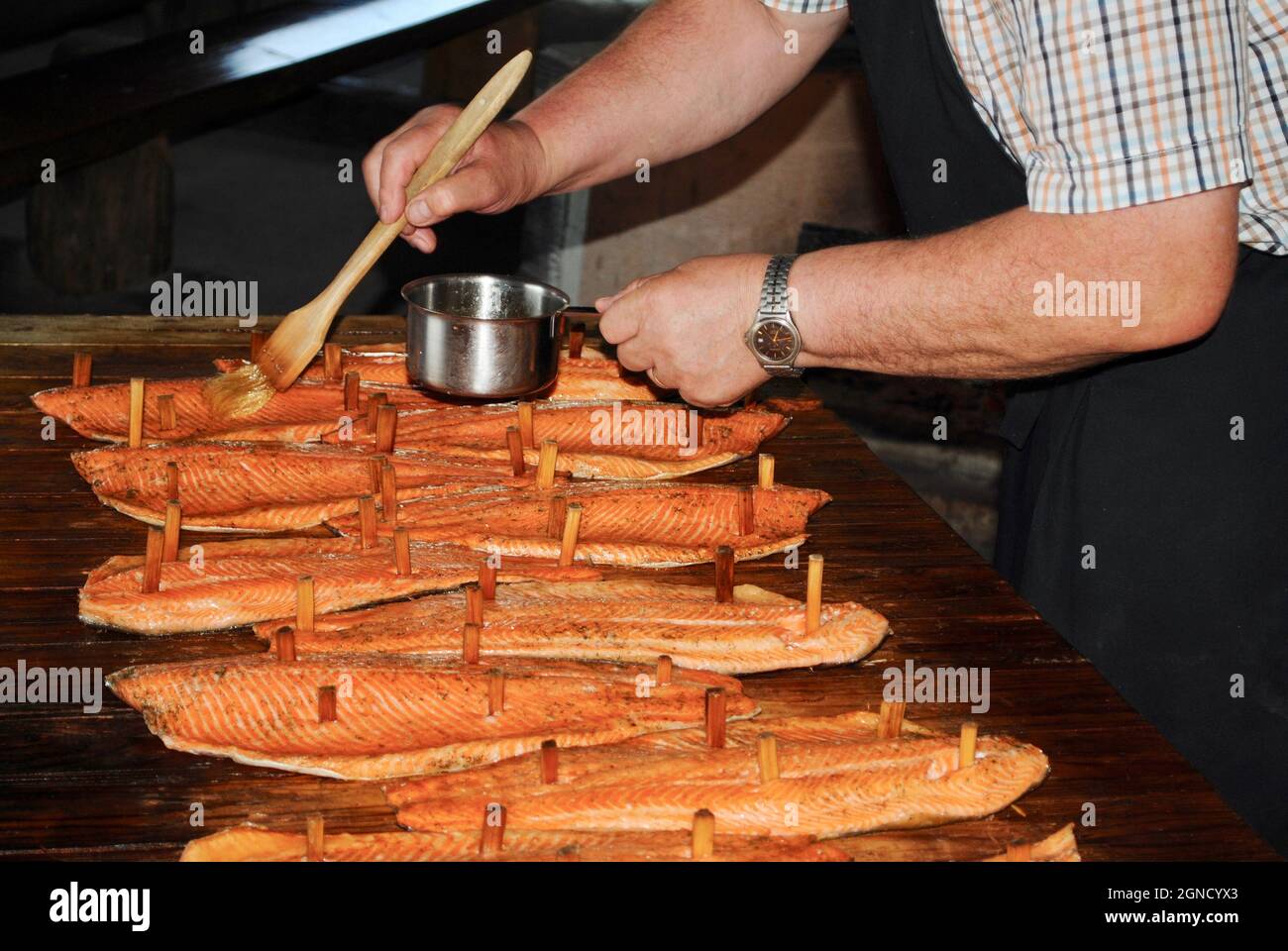 Loimulohi (Fi), salmone arrosto a fiamma libera a Kesälahti, Finlandia orientale Foto Stock