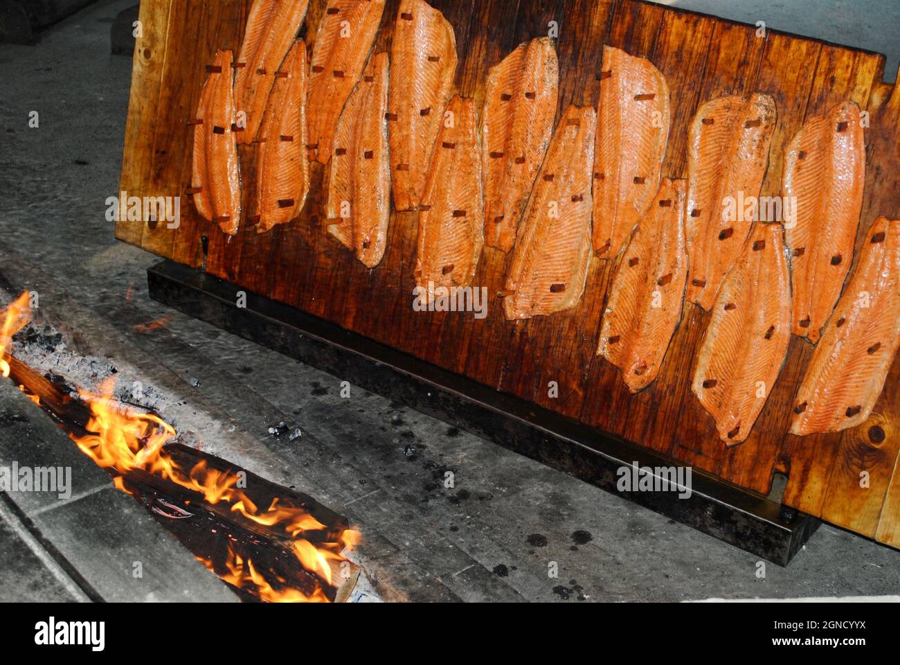 Loimulohi (Fi), salmone arrosto a fiamma libera a Kesälahti, Finlandia orientale Foto Stock