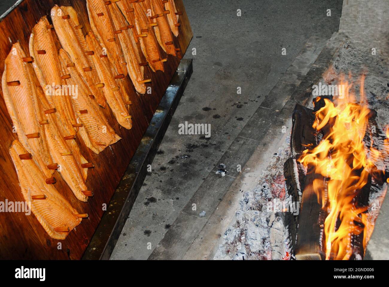 Loimulohi (Fi), salmone arrosto a fiamma libera a Kesälahti, Finlandia orientale Foto Stock