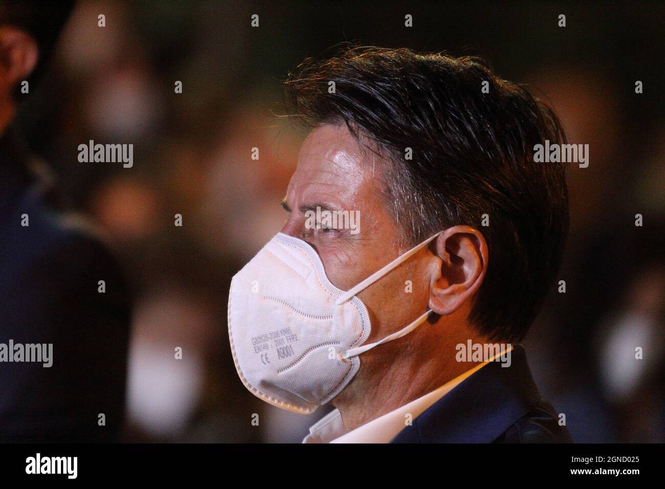 Isernia, Italia. Settembre 24, 2021. Il leader del movimento 5 Stelle Giuseppe Conte nella capitale del Pentro per sostenere il candidato sindaco Piero Castrataro . Credit: Antonio Nardelli / Alamy Live News Foto Stock