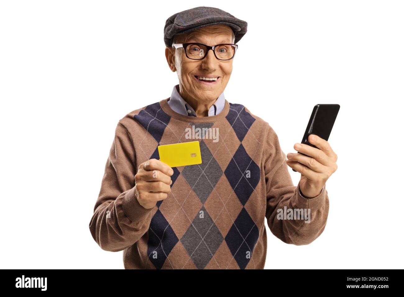 Uomo anziano felice che tiene uno smartphone e una carta di credito isolato su sfondo bianco Foto Stock