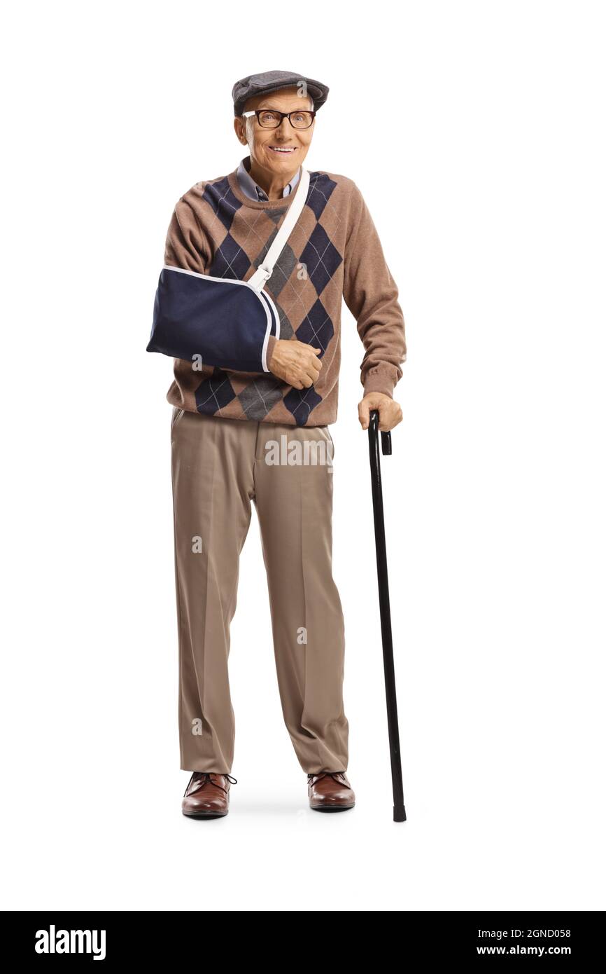 Ritratto a tutta lunghezza di un uomo anziano con un braccio rotto che indossa una stecca e in piedi con una canna isolata su sfondo bianco Foto Stock