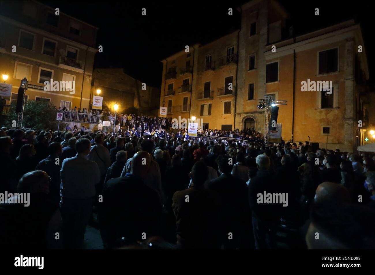 Isernia, Italia. Settembre 24, 2021. Il leader del movimento 5 Stelle Giuseppe Conte nella capitale del Pentro per sostenere il candidato sindaco Piero Castrataro . Credit: Antonio Nardelli / Alamy Live News Foto Stock